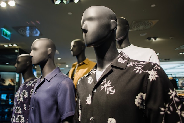 Manequins pretos em roupas masculinas