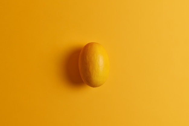 Manga amarela comestível oval. Fruta exótica deliciosa. Produto doce, macio e agradável de comer, fornece nutrientes ao corpo, contém açúcar natural. Variedade de vitaminas e minerais essenciais. Vista do topo