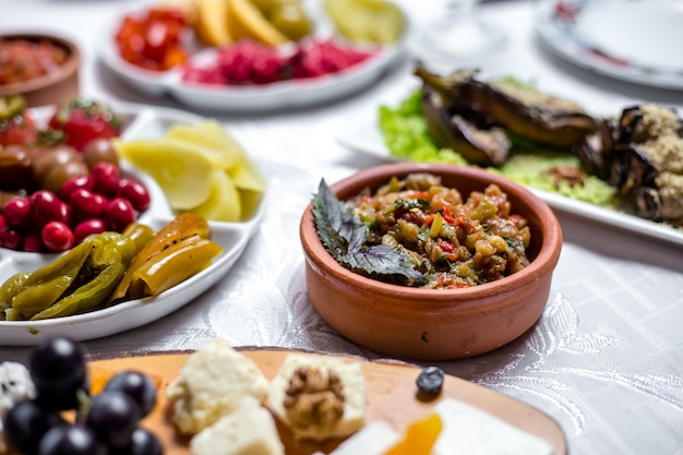 Mangal salada berinjela alho manjericão cebola tomate pimenta vista lateral