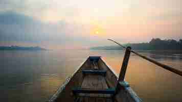 Foto grátis manhã do lago com o barco