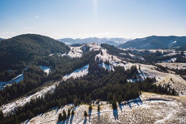 Manhã nas montanhas. Ucrânia dos Cárpatos, Europa.