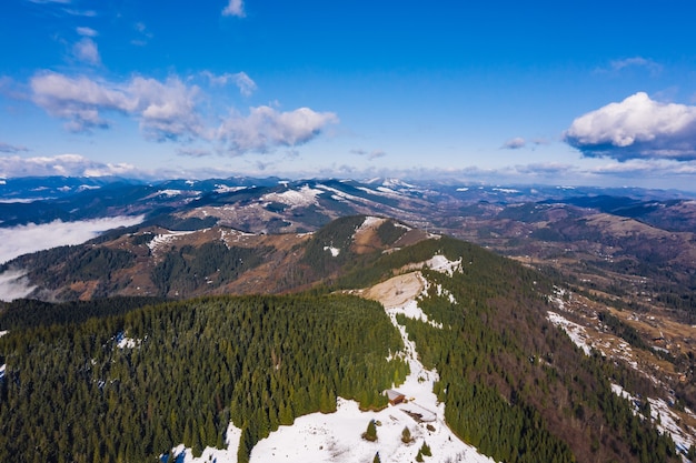 Manhã nas montanhas. ucrânia dos cárpatos, vista aérea.