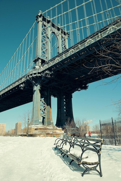 Foto grátis manhattan bridge closeup com cadeira no inverno em nova york