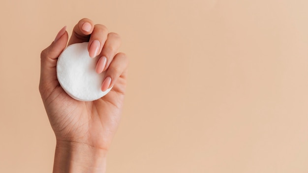 Manicure bonita e saudável com almofadas de algodão copiar espaço