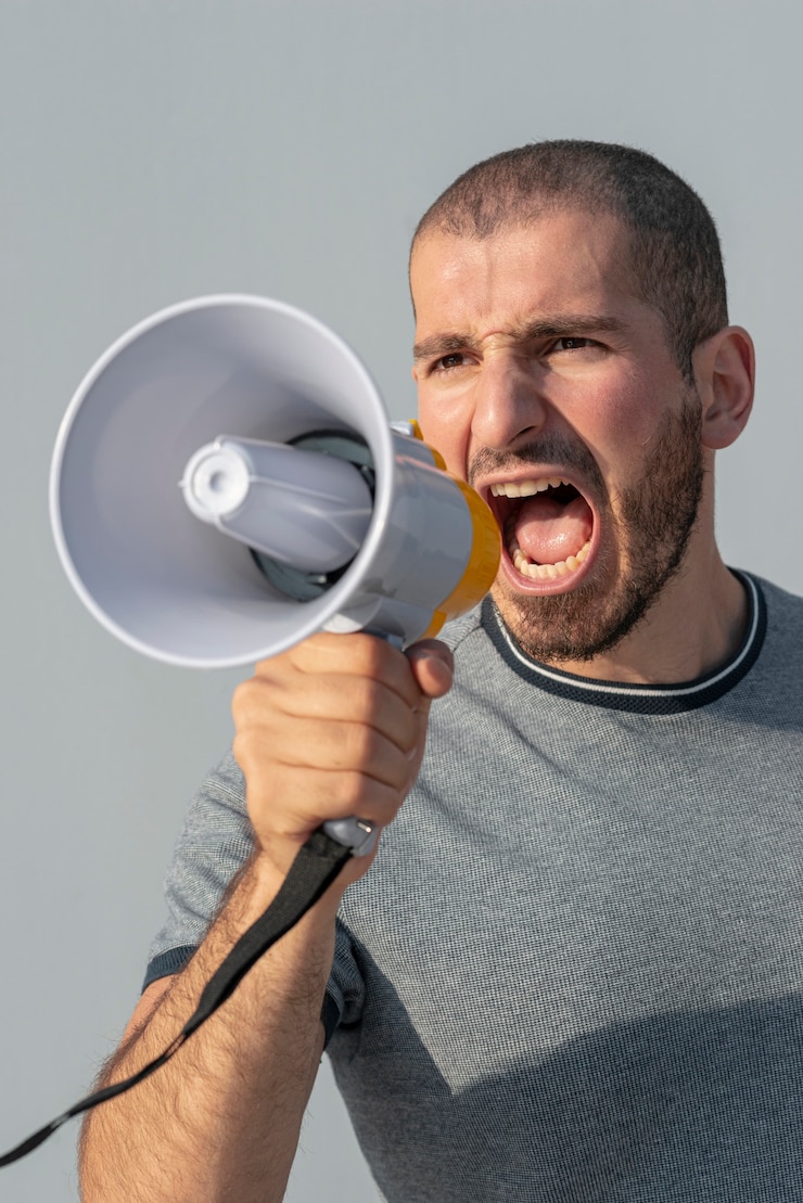 Foto grátis manifestante gritando com megafone