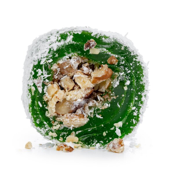 Manjar turco verde com nozes no açúcar de confeiteiro isolado no branco