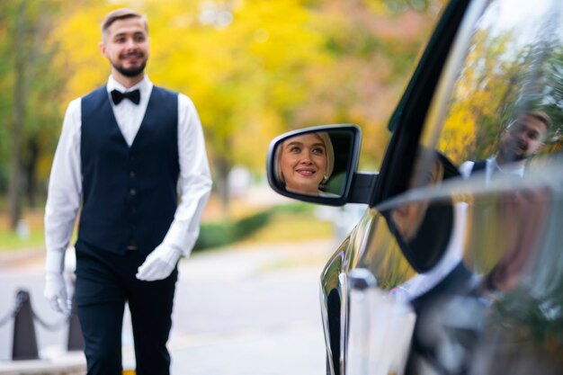 Manobrista de estacionamento em seu trabalho com veículo e mulher