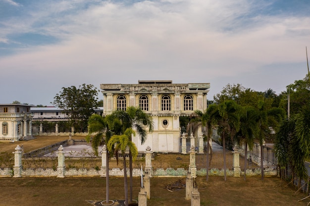 Mansão abandonada na Tailândia