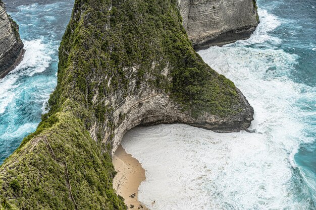 Manta Bay ou Kelingking Beach na ilha de Nusa Penida, Bali, Indonésia