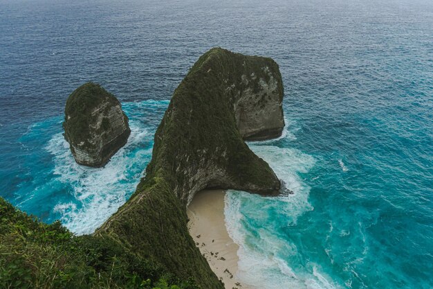 Manta Bay ou Kelingking Beach na ilha de Nusa Penida, Bali, Indonésia