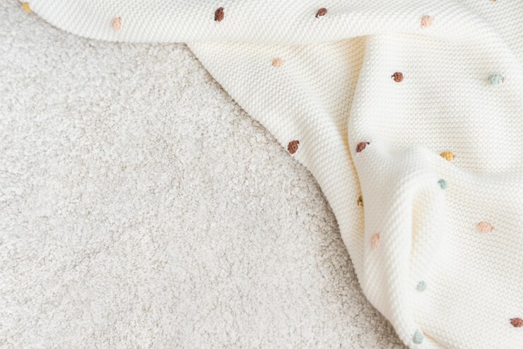 Foto grátis manta de bebê no chão com espaço de design