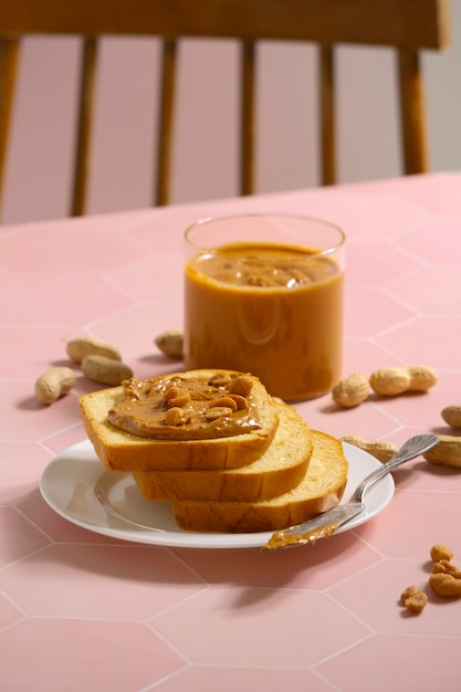 Foto grátis manteiga de amendoim deliciosa de alto ângulo no pão