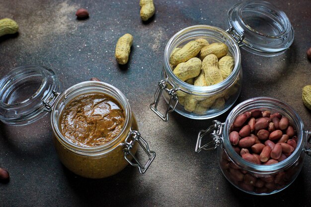 Manteiga de amendoim em jar e amendoins em frascos