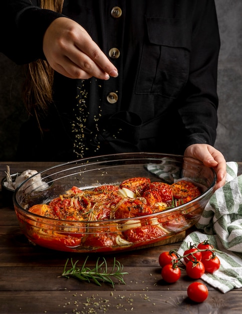 Foto grátis mão apimentando comida