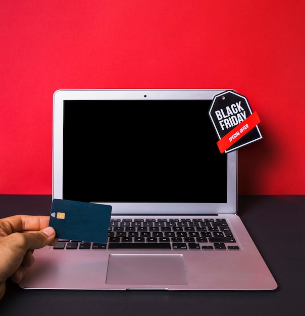 Foto grátis mão, com, cartão crédito, perto, laptop, com, sinal
