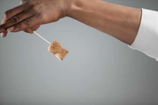 Foto grátis mão com uma rolha de uma garrafa