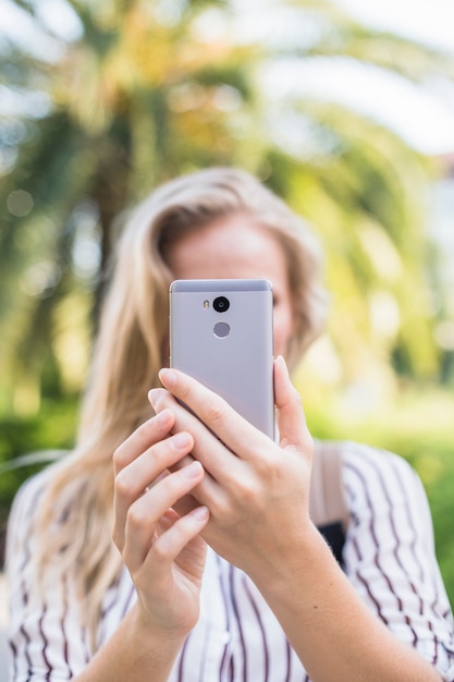 Mão da mulher, levando o auto-retrato do telefone inteligente