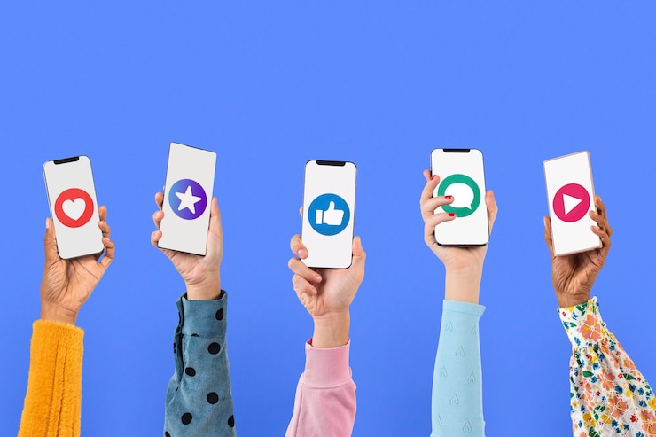 Foto grátis mão da tela do smartphone com ícones de mídia social