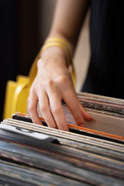 Foto grátis mão de alto ângulo segurando o disco de vinil