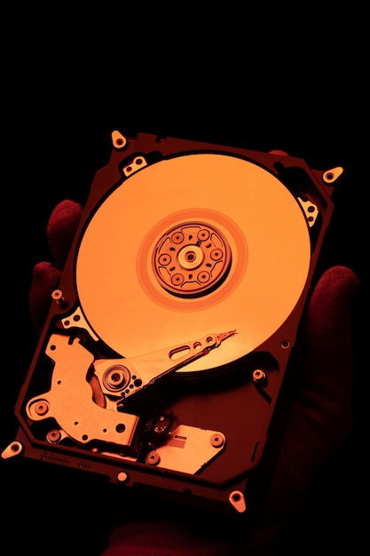 Foto grátis mão de alto ângulo segurando o disco rígido