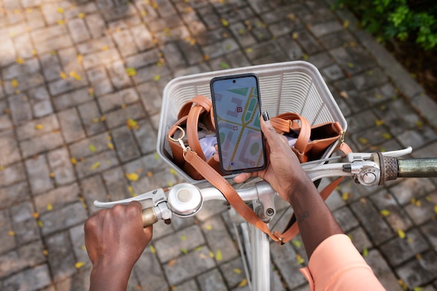 Mão de alto ângulo segurando smartphone