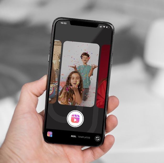 Mão de alto ângulo segurando smartphone
