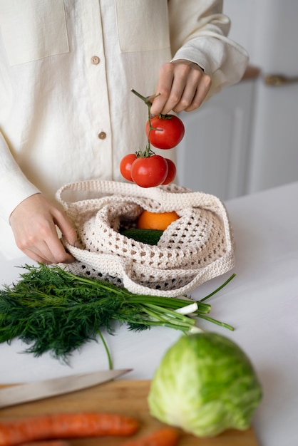 Foto grátis mão de alto ângulo segurando tomates