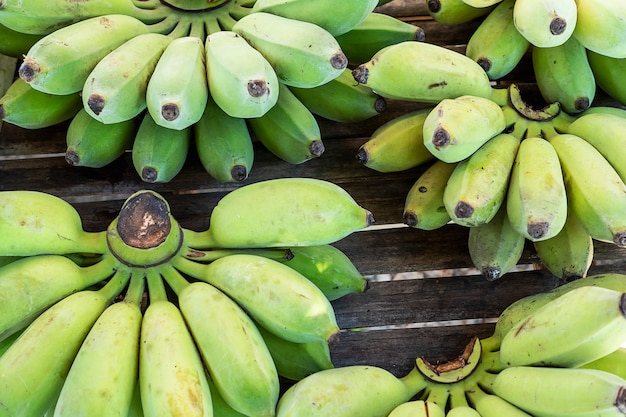 Mão de banana orgânica verde fresca pronta para vender no mercado local de tailândia