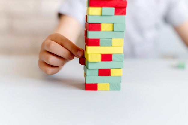 Mão de close-up tocando jenga