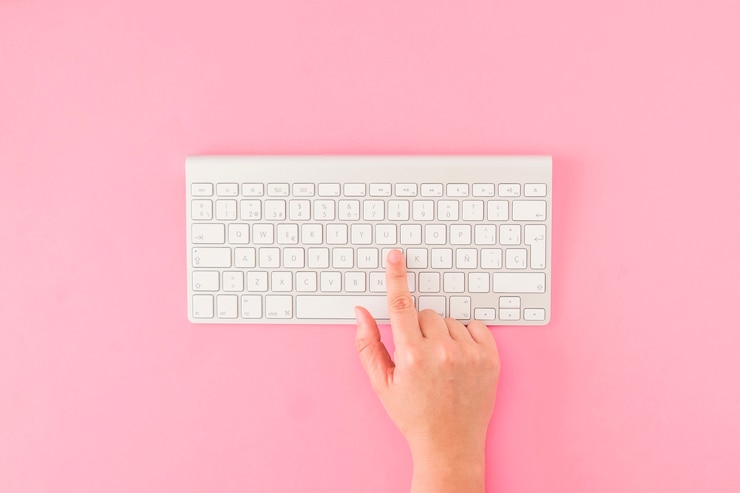 Foto grátis mão de colheita, apertar botões no teclado