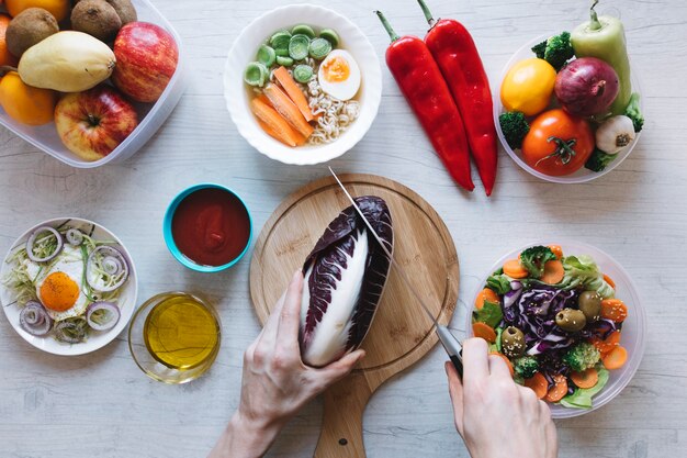 Mão de colheita cortar repolho roxo para salada