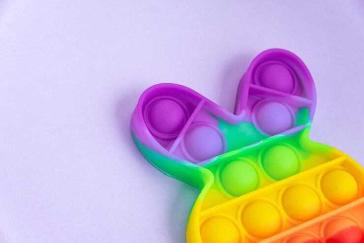 Foto grátis mão de criança brincando com o brinquedo pop