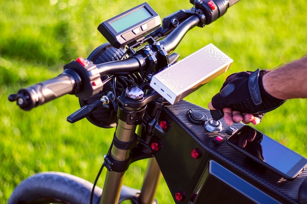 Mão de homem, girando a chave de ignição na ebike