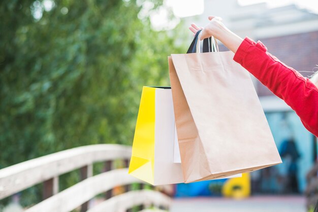 Mão de mulher com pacotes de compras