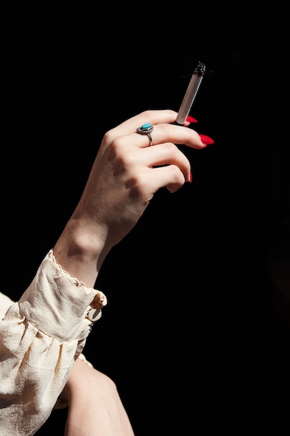 Mão de mulher segurando maconha THC CBD Joint