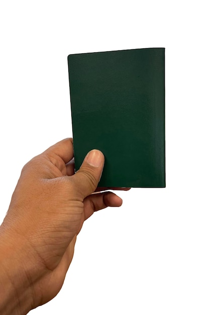 Foto grátis mão de perto segurando passaporte do paquistão isolado em fundo branco