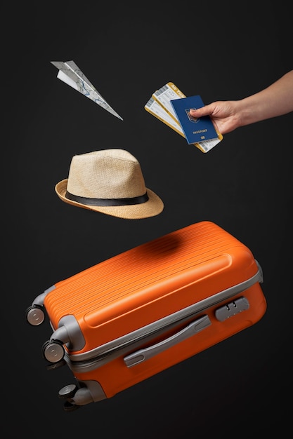 Mão de perto segurando passaporte e bilhetes