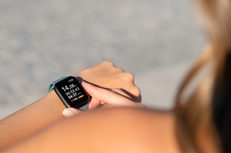 Foto grátis mão de perto usando smartwatch