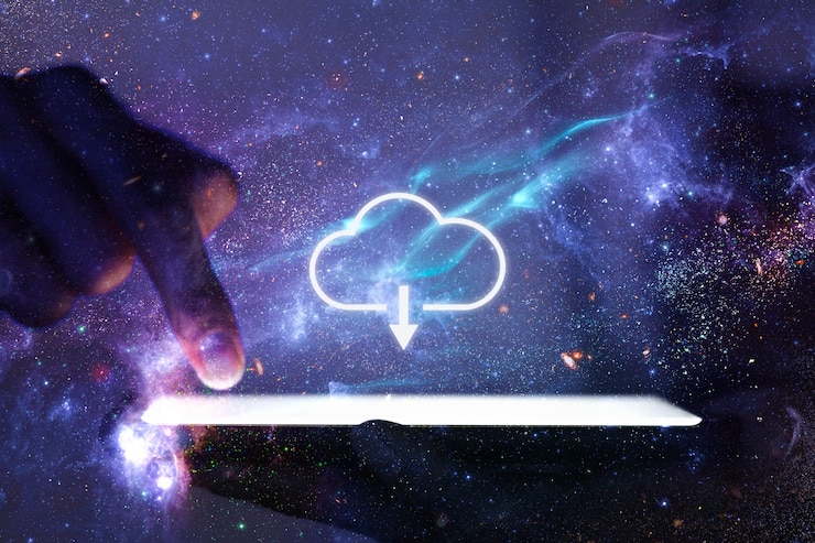 imagem com mão mexendo em tablet e símbolo de cloud computing, como no Microsoft Azure