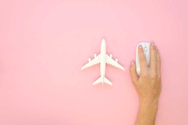 Foto grátis mão de vista superior com mouse e avião