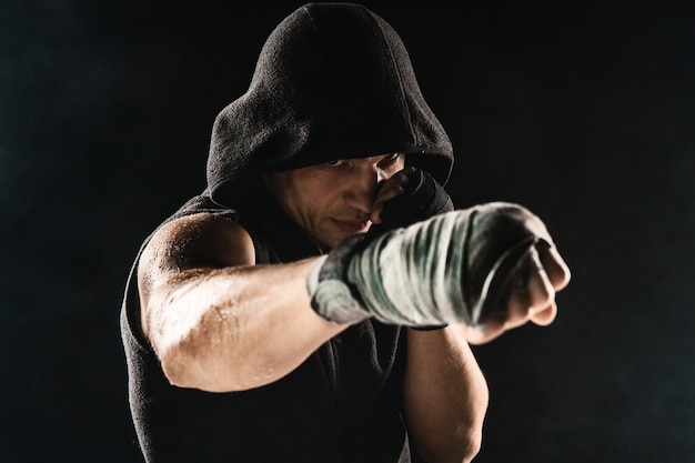 Foto grátis mão do close-up de homem musculoso com bandagem