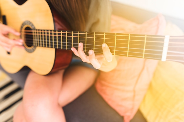 Mão do guitarrista tocando violão