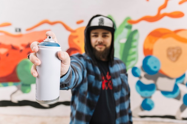 Mão do homem segurando o aerossol branco pode