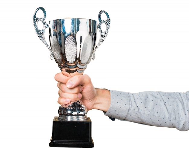 Mão do homem segurando segurando um troféu