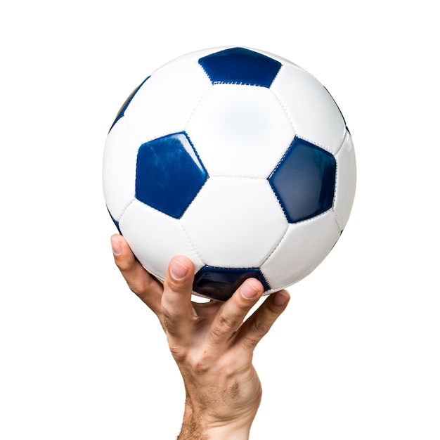 Mão do homem segurando uma bola de futebol