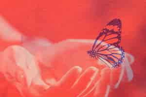 Foto grátis mão e borboleta dupla exposição com mídia remixada de efeito risógrafo