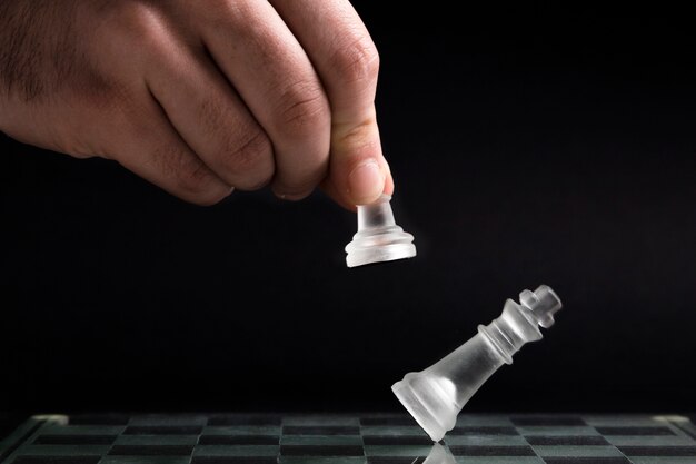 Mão, em movimento, transparente, xadrez, pedaços