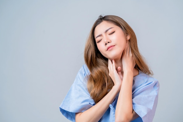 Foto grátis mão feminina asiática doente toca o pescoço do corpo com dor de garganta e estresse no conceito de ideias de saúde e doença de uniforme hospitalar