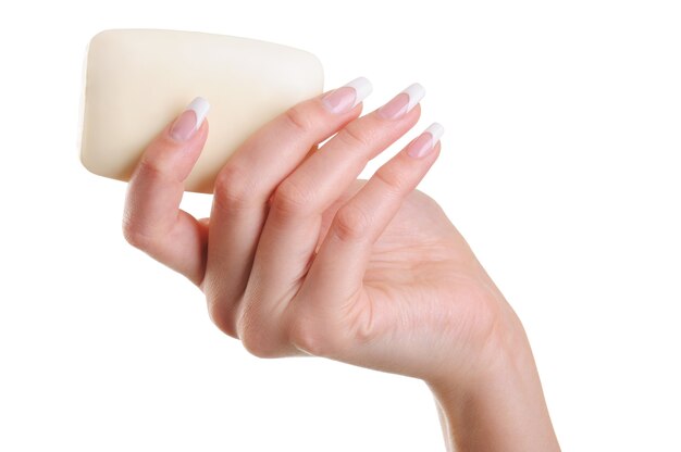 Mão feminina humana linda e elegante com sabonete branco