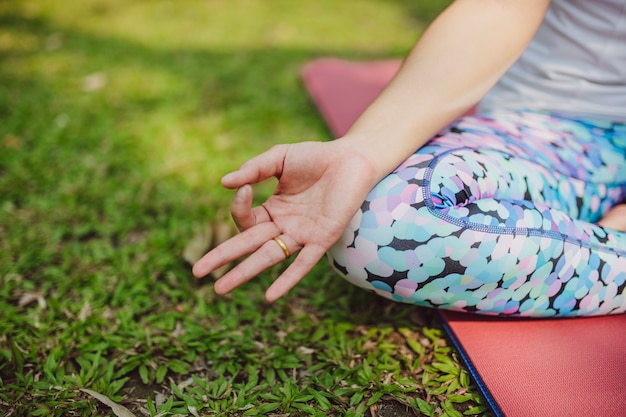 Mão feminina meditando